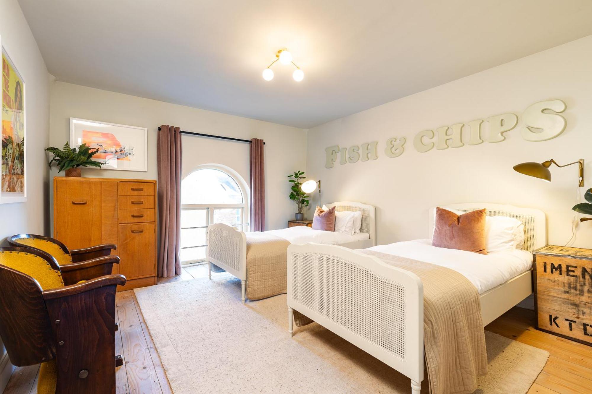 Stylish Seaside Home With King Beds And Parking Скарборо Екстер'єр фото